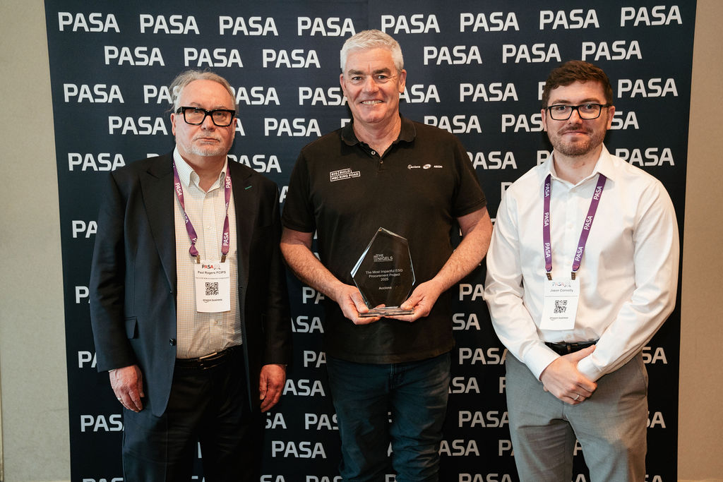 Tim Myles accepts ACCIONA's award